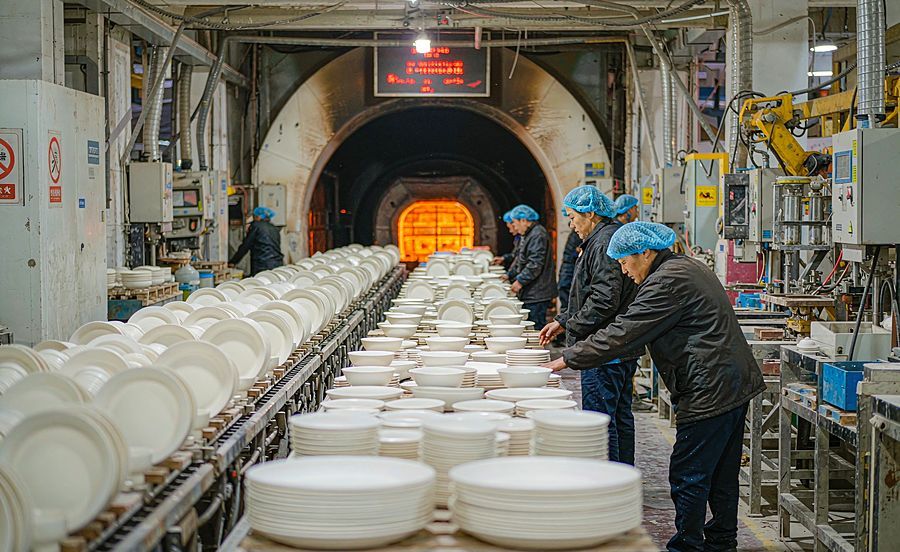 Ceramic tableware production in Dehua, China